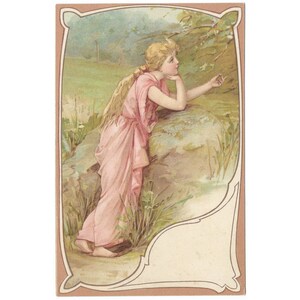 Postal vintage Art Nouveau de Frances Brundage, "Chica rubia descalza con bata rosa", impresa hacia 1902, contemplación rural.