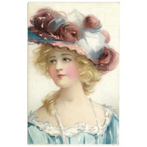Beauté blonde, chapeau orné de roses prunes sombres, carte postale vintage c1900