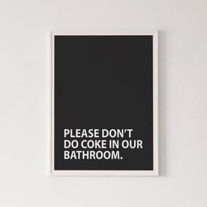 Doe alsjeblieft geen cola in onze badkamerprint, grappige badkamerposter, typografische kunst aan de muur, zwart-wit print, typografie, minimale kunst aan de muur