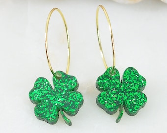 4 Kleeblatt Ohrringe aus grünem Glitzer Acryl, St Patricks Day Schmuck, Acrylohrringe, lustiger Schmuck, Made USA, aus Vintage-Besitz