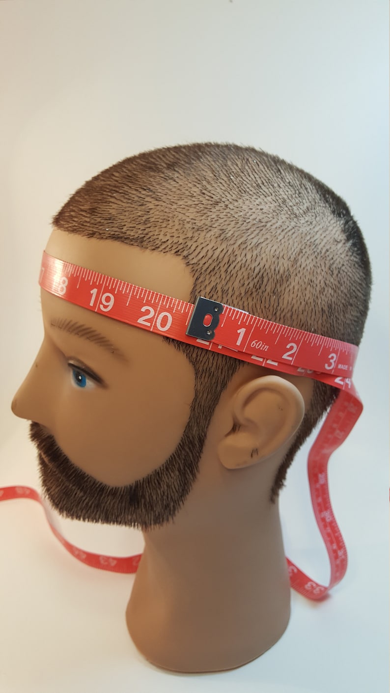 Pu&ograve; includere: Un nastro di misurazione rosso &egrave; avvolto attorno a una testa di manichino, misurando 50,8 cm di circonferenza. Il nastro &egrave; contrassegnato con pollici e 60 pollici.