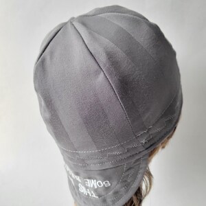 Pu&ograve; includere: Cappello da saldatore grigio con un design ricamato bianco che dice "THIS SOME BULL".