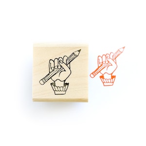Sello de goma con lápiz en la mano, sello de goma con la mano, sello de mano escrito a mano