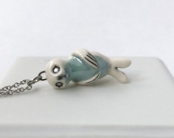 Ciondolo foca bianca, collana foca in ceramica, ciondolo animale carino, ciondolo animale marino, ciondolo leone marino carino, gioielli in porcellana, regalo per ragazze amanti del mare