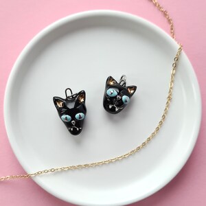 磁器の黒猫ネックレス、かわいい猫のチャーム、黒猫のジュエリー、陶器の猫、小さな猫のチャーム、黒猫のハロウィンネックレス、猫好きのギフト