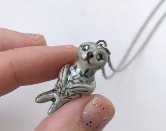Collana con sigillo in ceramica, ciondolo con sigillo carino, ciondolo con leone marino, gioielli per piccoli animali, piccola collana da spiaggia, regalo per amanti del mare, regalo per biologo marino