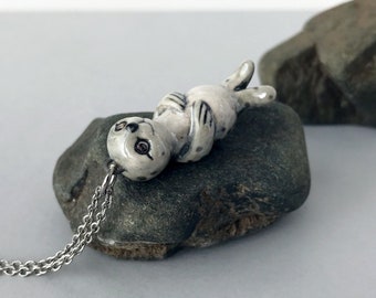 Collana con foca grigia carina, ciondolo con foca in ceramica, ciondolo con leone marino, collana nautica, ciondolo in porcellana, collana da spiaggia, regalo per ragazze amanti del mare