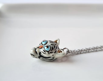 Colar de tigre, pingente de tigre de porcelana, pingente de tigre pequeno, tigre de cerâmica feito à mão, colar de animal fofo, presente para amantes de gatos, pingente de animal pequeno