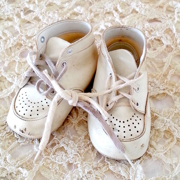 Vintage 50’s White Leather Wee Walker Baby Shoes. Size 2, Machine Washable, Lace Up Shoes.