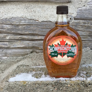 500ml Glasflasche gefüllt mit reinem Ontario Maple Sirup