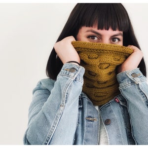 Bee-coming Cowl Knitting Pattern (NOT a finished item) | scarf pattern | quick knitting pattern | fall knitting | honeycomb knitting pattern