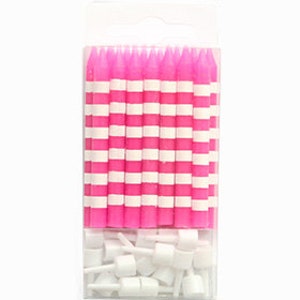 K&ouml;nnte beinhalten: Eine Packung mit 20 pink-wei&szlig; gestreiften Geburtstagskerzen. Die Kerzen sind in einer durchsichtigen Plastikh&uuml;lle mit einem wei&szlig;en Aufh&auml;nger verpackt.