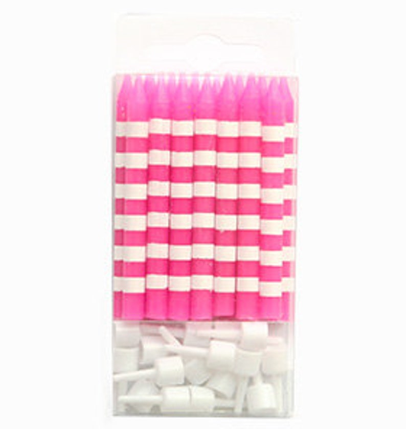 K&ouml;nnte beinhalten: Eine Packung mit 20 pink-wei&szlig; gestreiften Geburtstagskerzen. Die Kerzen sind in einer durchsichtigen Plastikh&uuml;lle mit einem wei&szlig;en Aufh&auml;nger verpackt.