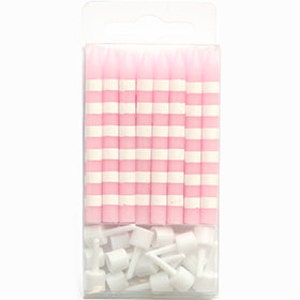K&ouml;nnte beinhalten: Eine Packung rosa-wei&szlig; karierter Geburtstagskerzen. Die Kerzen sind in Reihen in einem transparenten Kunststoffbeh&auml;lter angeordnet. Unter den Kerzen befinden sich wei&szlig;e Kunststoffhalter.