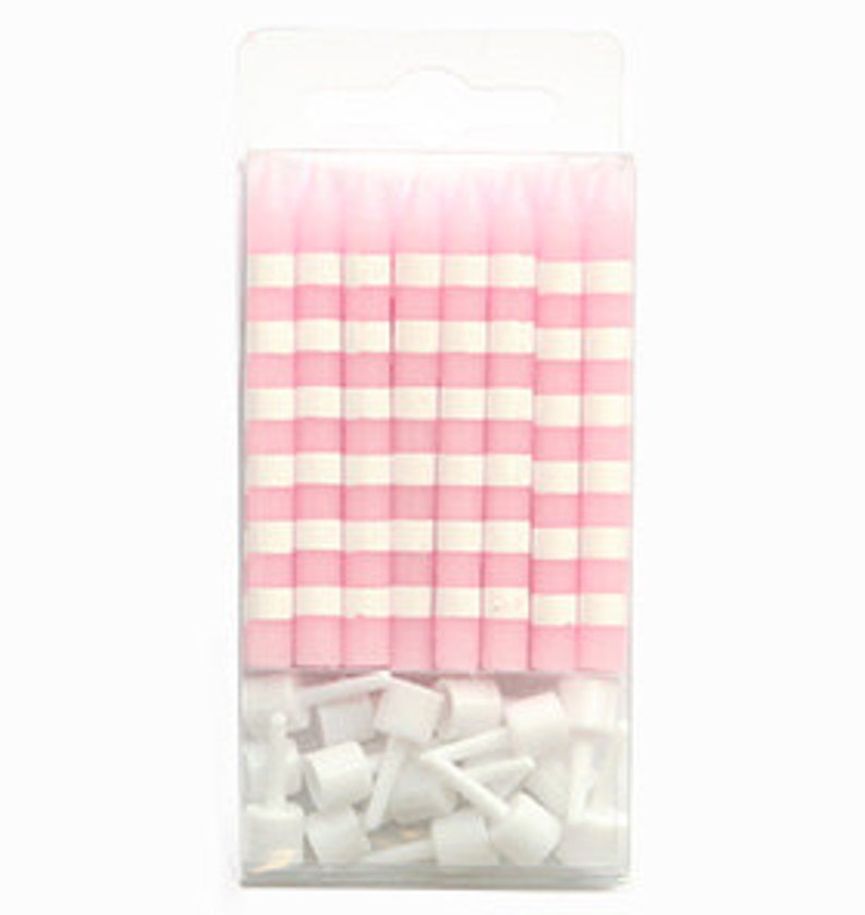 K&ouml;nnte beinhalten: Eine Packung rosa-wei&szlig; karierter Geburtstagskerzen. Die Kerzen sind in Reihen in einem transparenten Kunststoffbeh&auml;lter angeordnet. Unter den Kerzen befinden sich wei&szlig;e Kunststoffhalter.