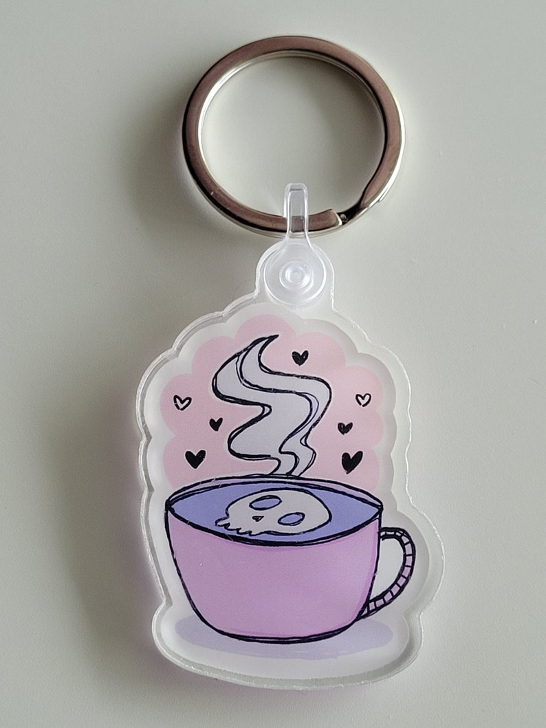 Porte-clé en acrylique avec illustration tasse de café, porte-clé avec illustration d'un café latté avec tête de mort en mousse de lait image 2