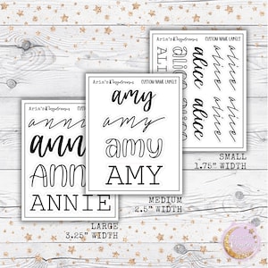 Pode incluir: Etiquetas de nome personalizadas em três tamanhos: pequeno (1,75 polegadas de largura), médio (2,5 polegadas de largura) e grande (3,25 polegadas de largura). As etiquetas apresentam os nomes "Alice", "Amy" e "Annie" em vários estilos.