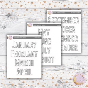 Puede incluir: Tres hojas de etiquetas mensuales imprimibles con contornos negros. La primera hoja tiene los meses de enero a abril. La segunda hoja tiene los meses de mayo a agosto. La tercera hoja tiene los meses de septiembre a diciembre.