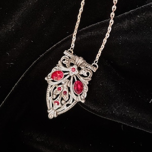 Art Deco Rhinestone Pendant Necklace: Vintage Silver Tone Cosplay Jewelry
