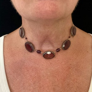 Collier fait main argenté et strass violets, tour de cou améthyste et argenté, couronnes argentées