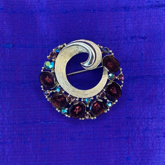 Vintage LISNER Brooch, Gold Tone and Amethyst Rhi… - image 8