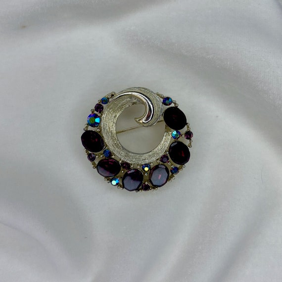 Vintage LISNER Brooch, Gold Tone and Amethyst Rhi… - image 3