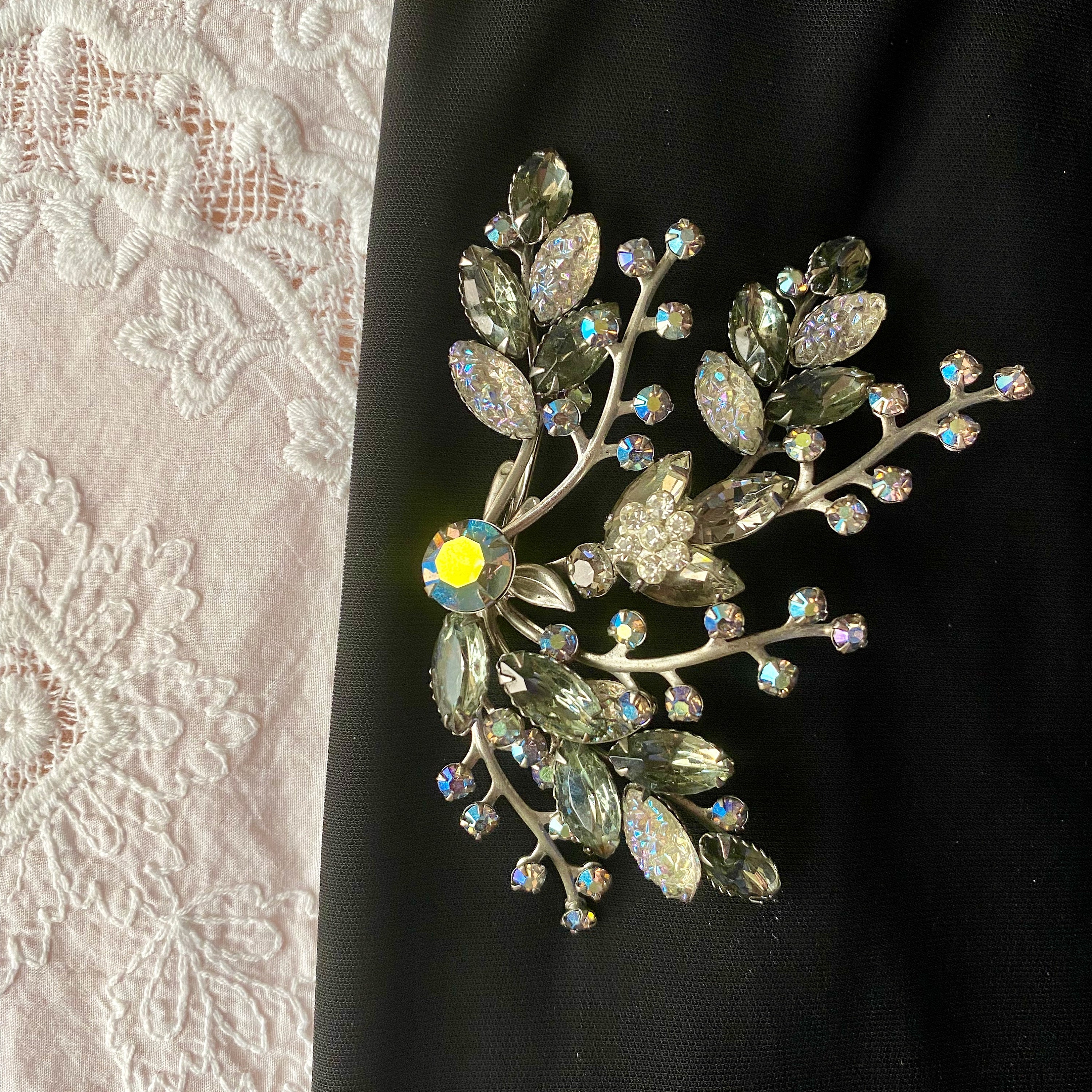 Vintage Rhinestone Leaf Brooch: Black Diamond AB, Silver  display picture 3