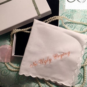 No hay un pañuelo de boda feo que llore™ bordado en su elección de color de hilo por fichas de boda - Recuerdo de boda