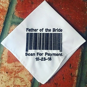 Padre de la novia Escaneo de pañuelo de boda para pago por fichas de boda