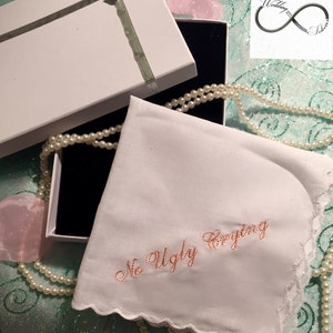 No hay un pañuelo de boda feo que llore™ bordado en su elección de color de hilo por fichas de boda: venta de recuerdos de boda