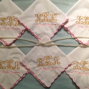 Pañuelo de boda monograma con un conjunto de borde rosa de 8. Personalizado de la manera que más te guste. Su elección de color de hilo, por Wedding Tokens.