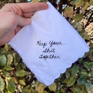 Keep Your Shit Together Pañuelo de boda blanco bordado por tokens de boda - Regalo perfecto para dama de honor / Favor de boda