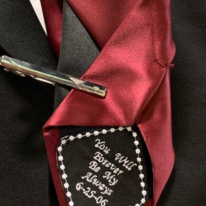Parche de corbata de novio- Parche bordado-Hierro on- por fichas de boda