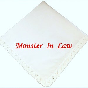 Pañuelo de boda Monster in Law bordado en su elección de color de hilo- Regalo de suegra por fichas de boda