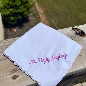 No Ugly Crying Handkerchief- El regalo perfecto de la dama de honor, Recuerdo de boda- Bordado en su elección de color de hilo por Wedding Tokens