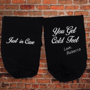 Calcetines cold feet- Funny Groom Gift - hecho por Wedding Tokens- En caso de que obtengas calcetines de vestir para hombres Cold Feet