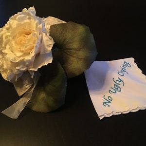 Listo para enviar: no hay pañuelo de boda feo que llore bordado por fichas de boda
