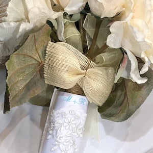 Envoltura de ramo bordada por fichas de boda- Something Blue