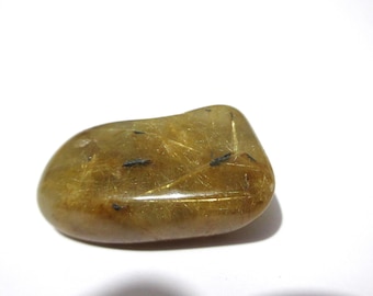 Goldener Rutil in Quarztrommelstein