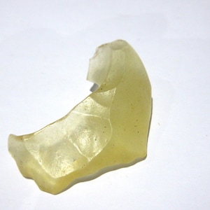 Libyscher Gold-Tektit (libysches Wüstenglas) &#39;A&#39; Grade - 8,7g