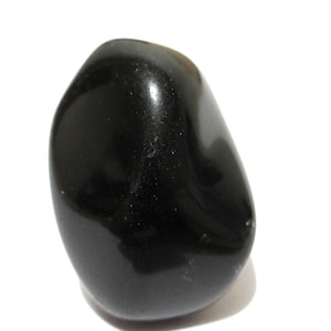 Op de afbeelding: Een set van drie keramische mokken met een gespikkelde, matte afwerking. De mokken zijn in de kleuren crème, lichtgrijs en donkergrijs. Elke mok heeft een eenvoudig, minimalistisch ontwerp en een afgeronde handgreep.