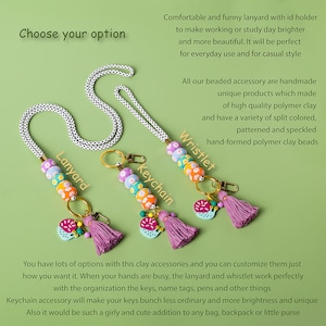 Pode incluir: Tr&ecirc;s acess&oacute;rios de contas coloridas: um cord&atilde;o, um chaveiro e uma pulseira. Cada acess&oacute;rio apresenta um amuleto de melancia com uma borla rosa. As contas s&atilde;o feitas de argila polim&eacute;rica e t&ecirc;m uma variedade de cores e padr&otilde;es. O texto "Lanyard", "Keychain" e "Wristlet" est&aacute; escrito na imagem.