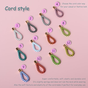 Pode incluir: Doze estilos de cord&atilde;o diferentes para colares ou pulseiras. Cada cord&atilde;o &eacute; de uma cor e padr&atilde;o diferentes, incluindo preto e branco, rosa e preto, laranja e preto, verde e preto, azul e branco, e muito mais. Os cord&otilde;es s&atilde;o exibidos em um fundo rosa. Escolha a cor do cord&atilde;o para seu visual casual ou festivo. Cord&atilde;o super confort&aacute;vel, macio, el&aacute;stico e dur&aacute;vel. &Eacute; ligeiramente el&aacute;stico e n&atilde;o esfrega no pesco&ccedil;o enquanto voc&ecirc; o usa. A textura macia e a elasticidade do cord&atilde;o tamb&eacute;m o tornam perfeito para o uso di&aacute;rio.