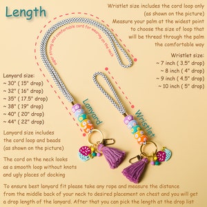 Pode incluir: Um cord&atilde;o branco e preto com padr&atilde;o, com contas coloridas e um tassel roxo. O cord&atilde;o tem um chaveiro e um pequeno amuleto de melancia. O texto "Lanyard" e "Wristlet" est&aacute; escrito no cord&atilde;o. O texto "Length" est&aacute; escrito no topo da imagem. O texto "Lanyard size" e "Wristlet size" est&aacute; escrito abaixo do cord&atilde;o. O texto inclui medidas em polegadas e comprimentos de queda.