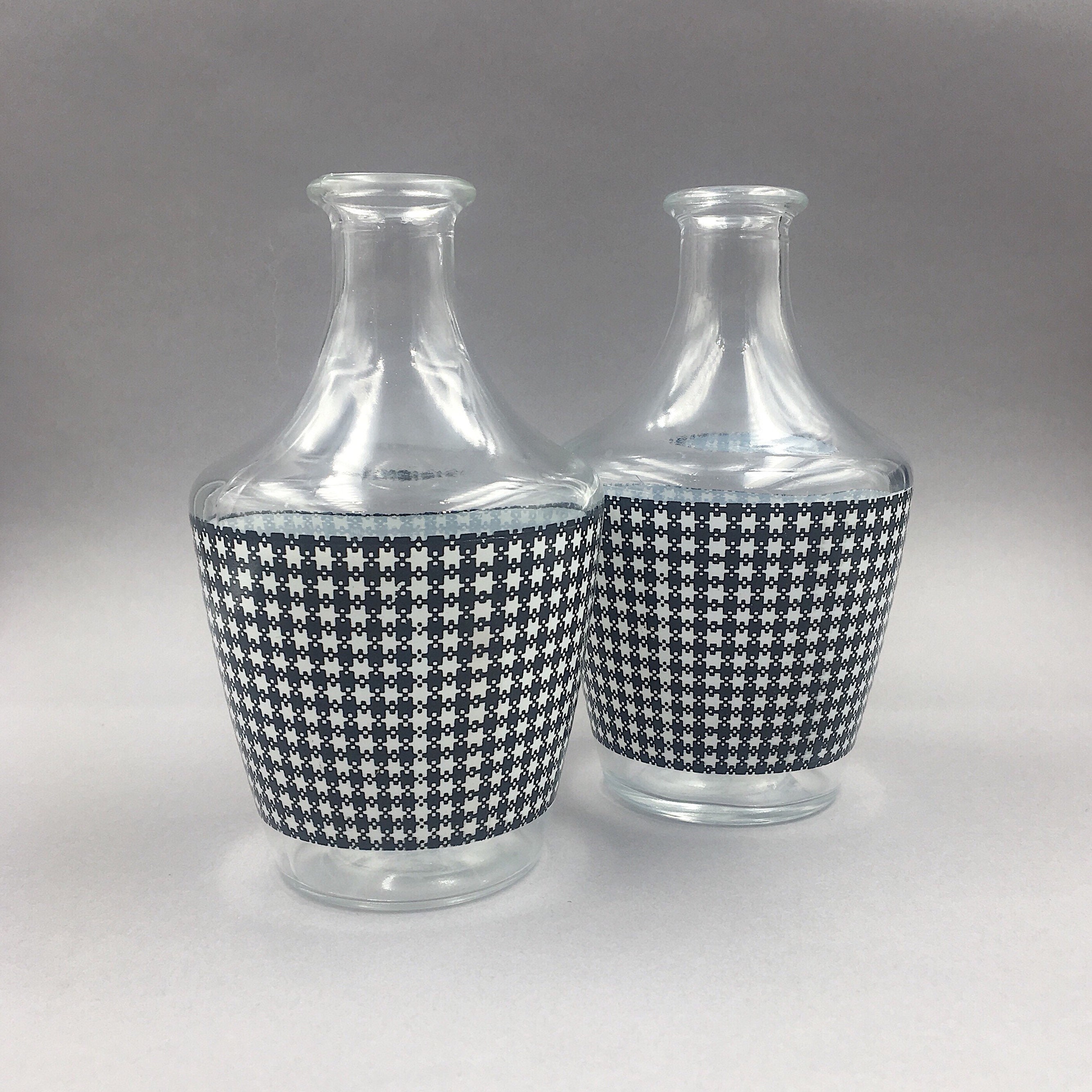 Ensemble de 2 Vintage Houndstooth Decanter. Carafe Verre Vintage. Pichet Vin. Rétro Noire et Blanche