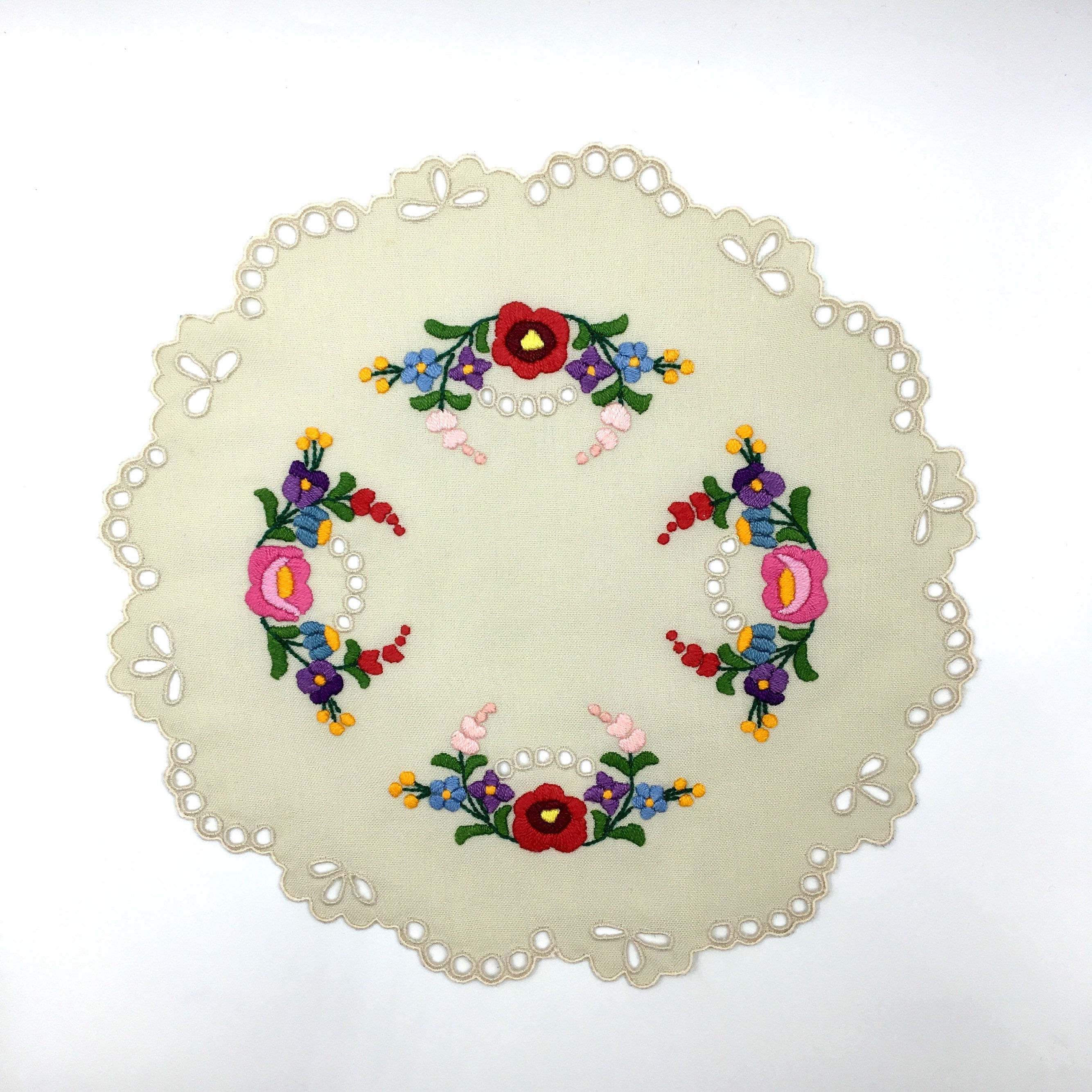 Napperon Brodé. Rouge et Rose Broderie Florale. Centre de Table Rond. Napperon Fait Main Vintage. Be