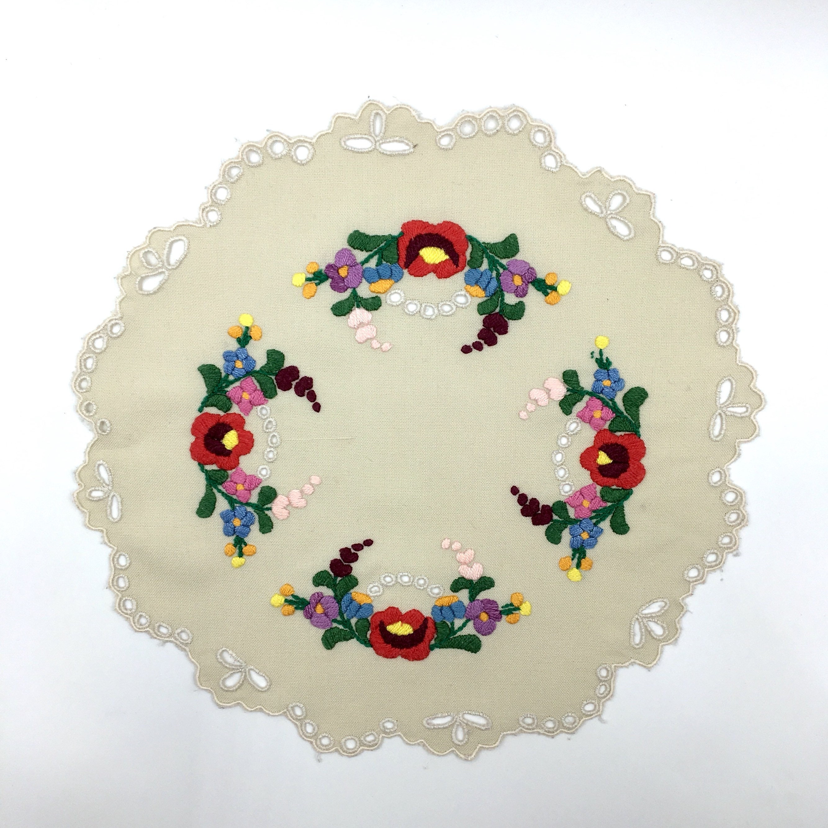 Napperon Brodé. Rouge Broderie Florale. Centre de Table Rond. Napperon Fait Main Vintage. Beige. Vin