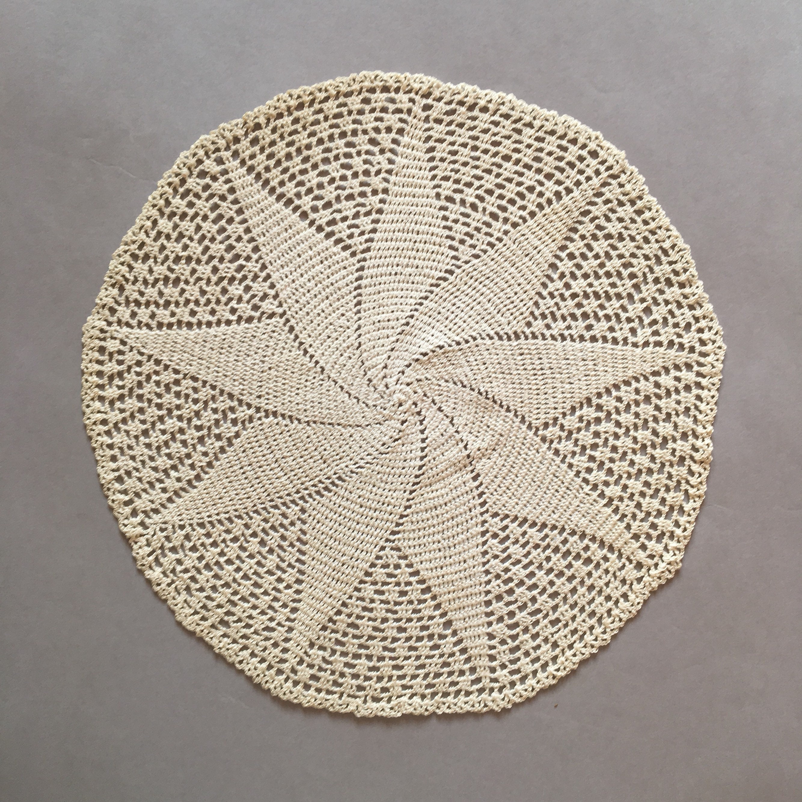 Vintage Crochet Doily. Doily Rond Fait à La Main. Beige. Napperon. Doilies de Dentelle. Dénude Rétro