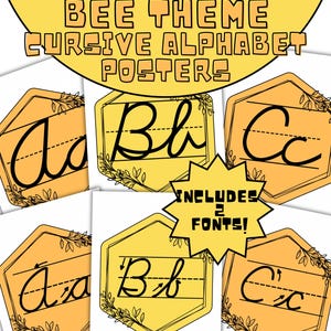 Puede incluir: Carteles de alfabeto cursivo con temática de abejas con dos fuentes diferentes. Cada letra se muestra en un hexágono amarillo con un contorno negro y un diseño floral. Las letras están escritas en cursiva.