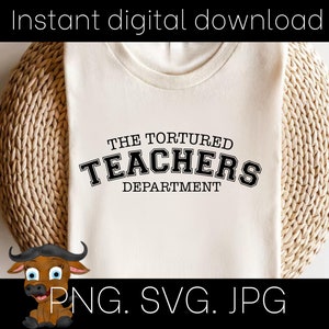 Puede incluir: Una camiseta blanca con texto negro que dice "The Tortured Teachers Department". La camiseta está sobre un fondo de paja tejida.